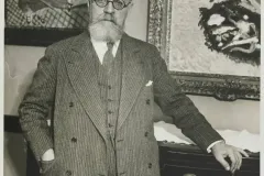 Henri_Matisse_in_the_dining_room_of_Etta_Cones_apartment_at_the_Marlborough_Apartments_Baltimore_Maryland.jpg