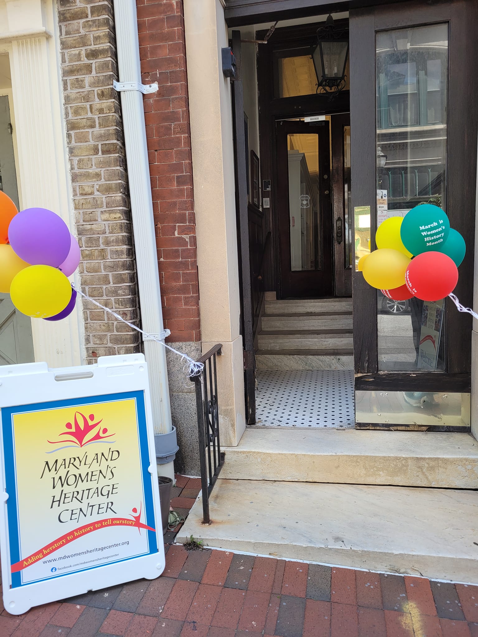 Photo of front door with balloons