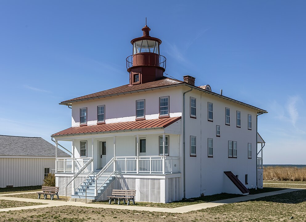 993px-Point_Lookout_lighthouse_MD1 House with lighthouse atop. White clapboard and red roof<br />