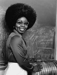 Valerie Thomas, 1979 photos standing in front of a blackboard with mathematical calculations